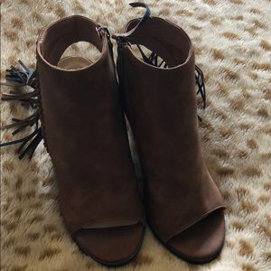 🚫🚫SOLD🚫🚫 EUC Peep toe boots with fringes